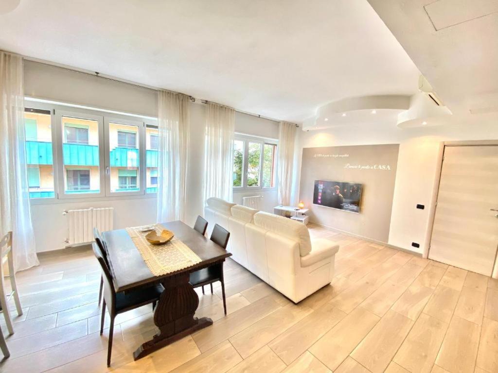 Apartment Bocconi Home, Moderna Ed Elegante, Spazioso E Luminoso, Con Due E Due Bagni Mailand
